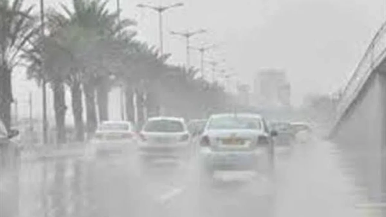 طقس مضطرب يضرب البلاد مع تساقط أمطار غزيرة وهبوب رياح قوية